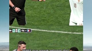 Cuma Mbappe yang berani nyuruh wasit jadi kurir ban kapten! ????????