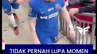 Cole Palmer yang berada tepat di belakangnya