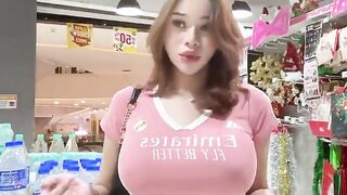 pagi pagi udh di mall aja