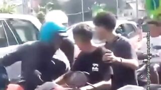 Definisi Salah Server Nyari Penyakit! Nekat Kibarkan Bendera Israel di Tengah Konvoi Bola, Dua Pria di Ambon Auto Dapat 'Salam Olahraga'