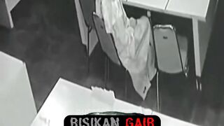 cewek duduk dengan muka seram