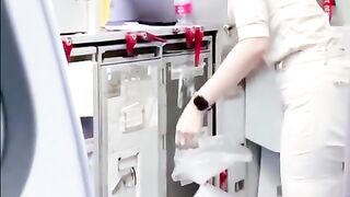 Sesibuk apapun jangan lupa bernyayi.