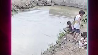 Detik-Detik Bocah Tercebur ke Drainase Saat Bermain