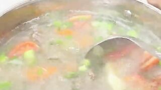Resep Sup Iga Sapi Bening, Dagingnya Empuk Kuahnya Seger Banget! 🍲✨