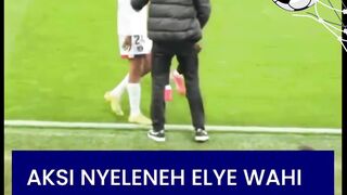 Elye Wahi secara santai berdiri tepat di samping Luis Enrique untuk mendengarkan instruksi yang diberikan kepada lawan