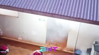 Nyamuknya Auto Sungkem! Rumah Lagi Di-fogging, Bapak Ini Malah Keluar Santai Bawa Handuk Sambil Cengengesan
