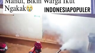 Nyamuknya Auto Sungkem! Rumah Lagi Di-fogging, Bapak Ini Malah Keluar Santai Bawa Handuk Sambil Cengengesan 2