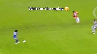 Lihat replay-nya sampai habis, baru kamu paham seberapa dinginnya Muslera.