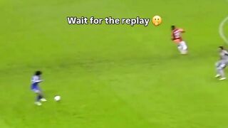 Lihat replay-nya sampai habis, baru kamu paham seberapa dinginnya Muslera