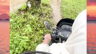 tetap senyum yah bu biar jatoh sampe kotor