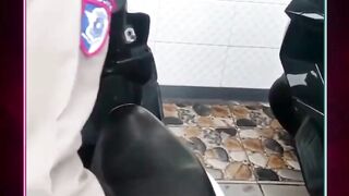 Dua pria yang diduga terlibat dalam kasus pencurian sepeda motor