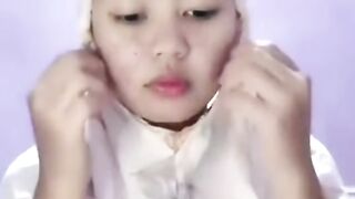 Mukena putih coolmax asli dari Azka CoolMax lagi ramai dicari videonya karena ginian di kamar. Kamu udah liat belum?