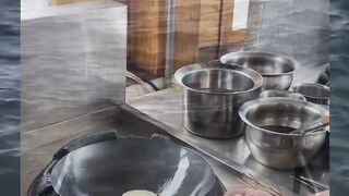 Masak telur niat dibalik gaya chef profesional banget, eh malah jatuh ke lantai. #Telur #Goreng #Fyp