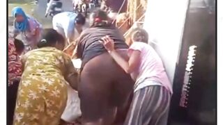 Supir dan kenek masih terjebak di kabin