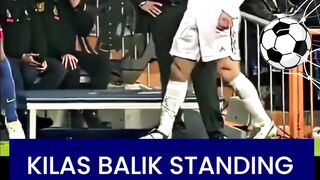 Ronaldinho bermain dengan senyuman khasnya sambil memamerkan skill olah bola