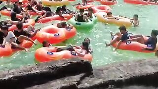 Pemandian kolam renang yang asyik
