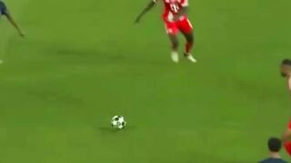 Video ini menunjukkan proses gol Kvaratskhelia yang diawali dari pergerakan tim yang cerdik
