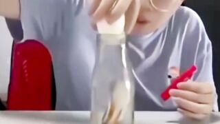 ciptakan perbedaan tekanan dengan meletakkan kertas terbakar di dalam botol kaca