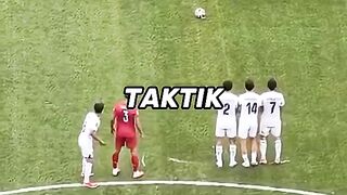 tiru trik tendangan bebas jenius