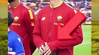 Pemain boleh garang di lapangan, tapi tetap jadi pelindung buat si anak maskot. 🥹❤️