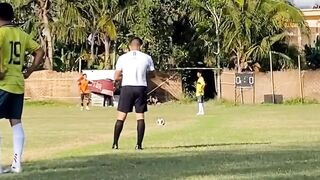 Baru peluit kick-off dibunyikan, bola langsung meluncur dari tengah lapangan dan bersarang di gawang! Gol kilat yang bikin semua terkejut. ⚽🔥