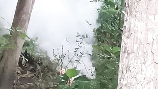 Membakar sampah kering