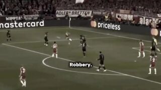 "robbery" (perampokan) dalam konteks pertandingan Bayern Munchen vs PSG pada semifinal Liga Champions