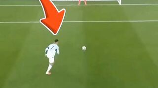 Cristiano Ronaldo baru saja menemukan trik penalti baru di Piala Dunia. 😱🔥