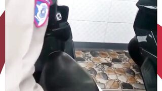 Viral! Dua Terduga Pencuri Motor Diamankan Warga di Warteg, Lokasi Berhasil Dilacak Lewat HP yang Tertinggal di Jok