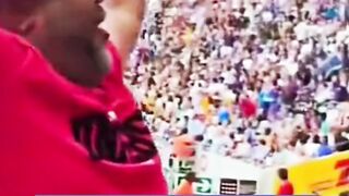 Pria Ini Berhasil Menciptakan Sebuah Gelombang Penonton Di Stadion 😱