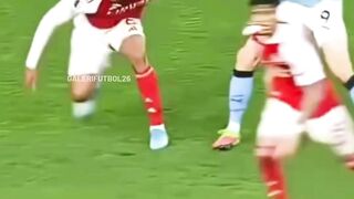 Gabriel Magalhães bisa mengendalikan Haaland. 🗣️ 2