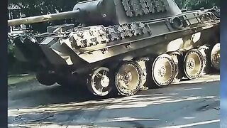 Puluhan Tahun, Tank Perang Dunia II Disembunyikan di Basement Rumah ‼️