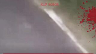 Penampakan Jelas Sosok Berbaju Putih di Pembatas Jalan