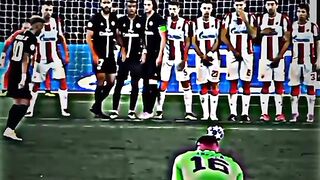 Neymar Jr wears