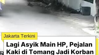 🚨 Waspada! Lagi Asyik Main HP, Pejalan Kaki Dijambret di Tomang 🚨 2