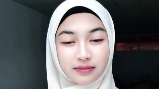 Aura Shinta hijab senyum manis