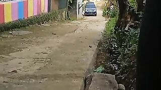 Mobil masuk kampung
