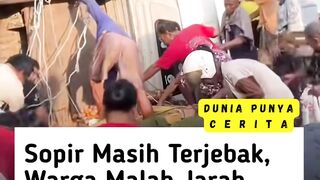 KECELAKAAN, SUPIR TERJEBAK , WARGA MALAH JIARAH MUATAN TELUR DARI PIKAP