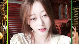 ✨ Cantik itu bonus, percaya diri itu pesona.