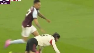 Insiden terpelesetnya Dominik Szoboszlai yang berujung pada gol Ollie Watkins saat Liverpool takluk dari Aston Villa