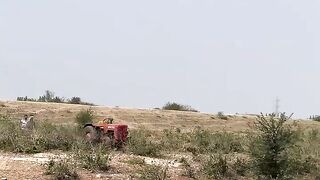 : "ڈرائیور نے کہا: کچھ نہیں ہوگا… پھر جو ہوا وہ دیکھیں! 😂🚜