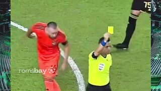 Dari meludahi wasit sampai pura-pura cedera demi hindari kartu merah! 🤦‍♂️⚽️