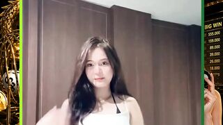 🌸 Senyum manis, bikin hari jadi lebih indah.