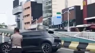 Ngeri! Mobil Seruduk Pembatas Jalan & Tiang Lampu di Flyover Antasari