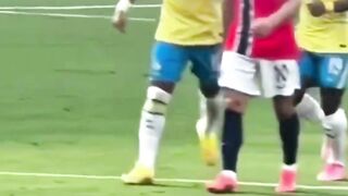 momen neymar senggol Ødegaard setelah cetak gol penalti