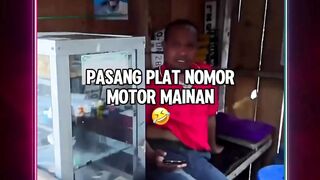 Pasang Plat Nomor Motor Mainan 🤣