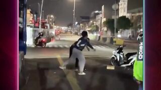 Dua pengendara motor terlibat keributan di tengah kepadatan lalu lintas Kota Jakarta