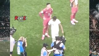 Momen ketika masa depan sepak bola merangkul sang legenda yang sedang terluka.
