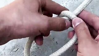 Easily adjustable campsite peg knot