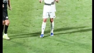 Fans Al-Shabab meneriakkan nama Lionel Messi